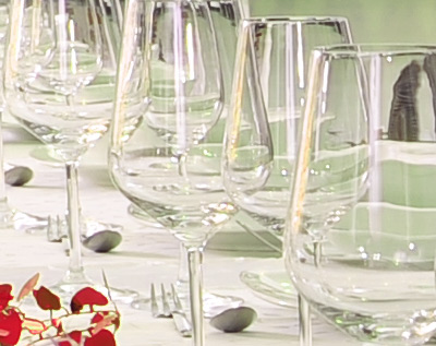 Weingläser auf einem festlichen Tisch