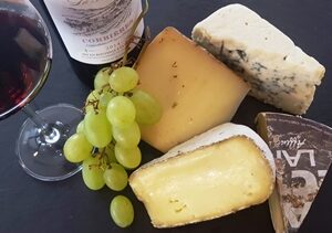 Weinglas und verschieden Sorten Käse