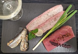 Weinglas und verschieden Sorten Fisch